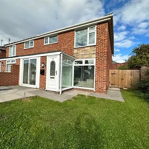 Spacious And Stylish 3-bed Ideal For Families Holiday home